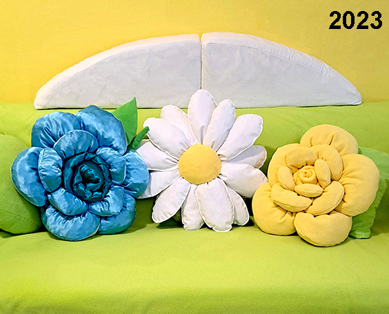 Okrasna krogla iz stiropora, 'oblečena' v bele in srebrne risalne žebljičke